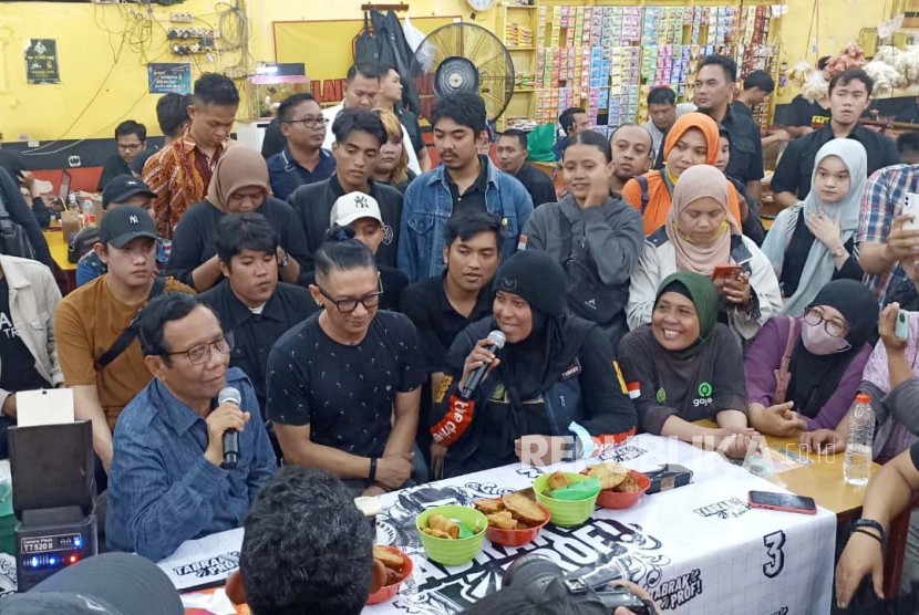 Calon Wakil Presiden (Cawapres) nomor urut 03 Mahfud MD hadir dalam kegiatan Tabrak Prof di warung kopi STK di Kota Surabaya, Jawa Timur pada Rabu (10/1/2024). Kegiatan ini dihadiri ratusan pemuda. 