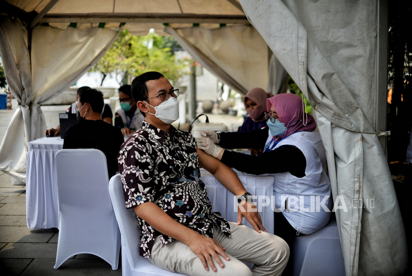Tenaga kesehatan menyuntikan vaksin booster Covid-19 ilustrasi. Kementerian Kesehatan mengungkapkan terjadi kenaikan kasus Covid-19 di Indonesia dalam beberapa hari terakhir diikuti peningkatan angka kematian.