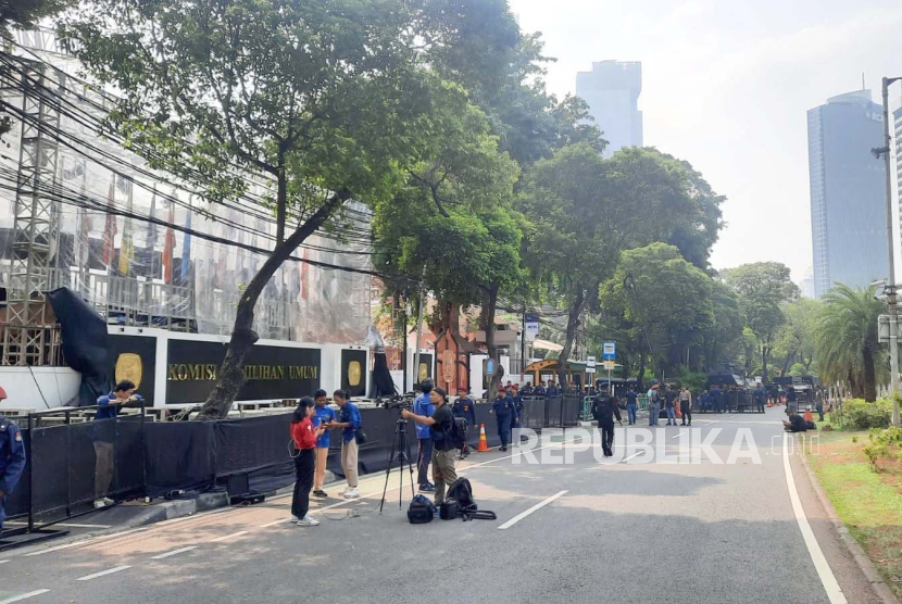 Jalan Imam Bonjol, Jakarta Pusat, persisnya di depan Kantor KPU RI, ditutup jelang acara debat capres, Selasa (12/12/2023). 