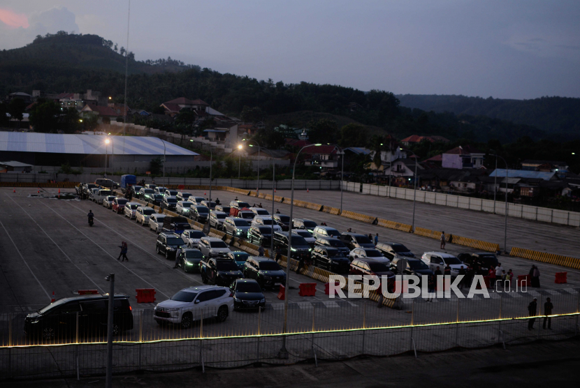 Sejumlah mobil penumpang menunggu kedatangan kapal di Pelabuhan Bakauheni, Lampung.