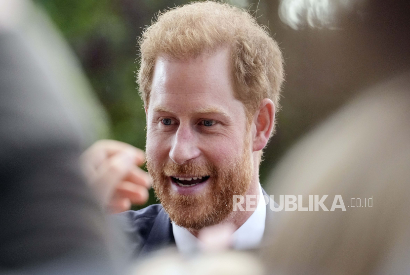  Pangeran Harry bertemu orang-orang setelah melihat upeti bunga untuk mendiang Ratu Elizabeth II di luar Kastil Windsor, di Windsor, Inggris, Sabtu, 10 September 2022. Memoar Harry juga akan memuat kisahnya tentang kematian sang nenek. 