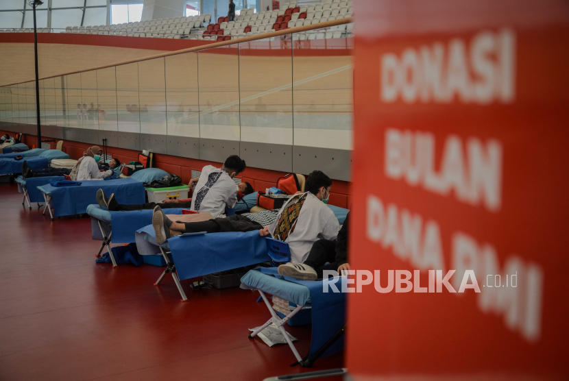 Karyawan menjalani rapid test dan donor darah di Jakarta Internasional Velodrom Rawamangun, Jakarta (ilustrasi).