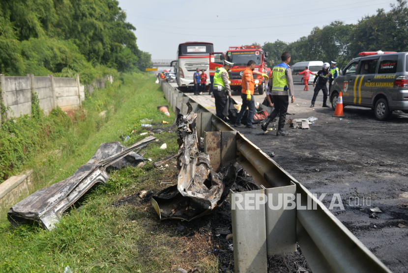Suasana dilokasi kejadian kecelakaan di Tol Jakarta-Cikampek Km 58, Karawang, Jawa Barat, Senin (8/4/2024). Kecelakaan yang terjadi di jalur contraflow tersebut melibatkan dua minibus dan sebuah bus yang mengakibatkan 9 orang tewas dan 2 orang luka berat.
