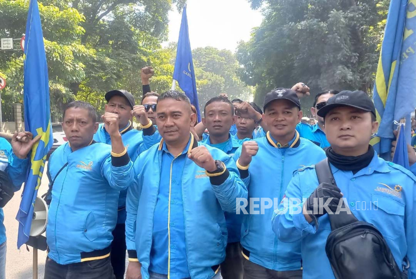 Sebagian buruh yang tergabung di Aliansi Buruh Jawa Barat mulai berdatangan ke Jalan Diponegoro hendak melakukan aksi demonstrasi di depan kantor Pemprov Jabar, Gedung Sate di Jalan Diponegoro, Rabu (20/12/2023). Mereka meminta Pj Gubernur Jabar merevisi SK UMK. 