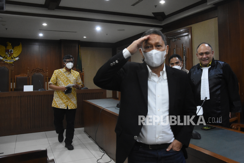 Terpidana eks direktur utama PT Pelindo II Richard Joost (RJ) Lino usai menjalani sidang pembacaan putusan kasus korupsi pengadaan tiga unit Quay Container Crane (QCC) di PT Pelindo II pada tahun 2010, di Pengadilan Tipikor Jakarta, Selasa (14/12/2021).
