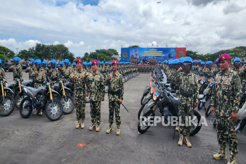 Menteri Pertahanan (Menhan) Prabowo Subianto menyerahkan sejumlah alat peralatan pertahanan (alpalhan) untuk Korps Marinir di Ksatrian Sutedi Senaputra, Lanmar Surabaya, Karang Pilang, Jawa Timur, Selasa (14/2/2023).