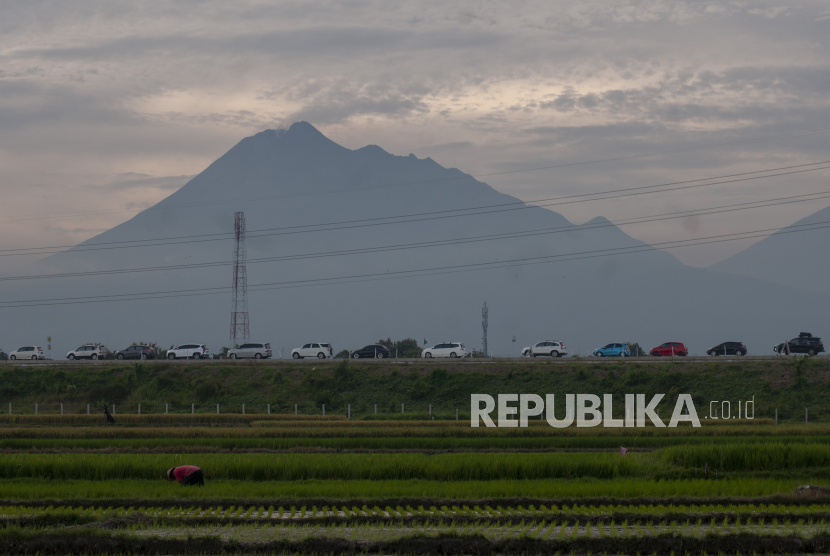 Kendaraan melintas di jalan tol fungsional Solo-Yogyakarta dengan berlatar belakan Gunung Merapi di Klaten, Jawa Tengah, Sabtu (6/4/2024). 