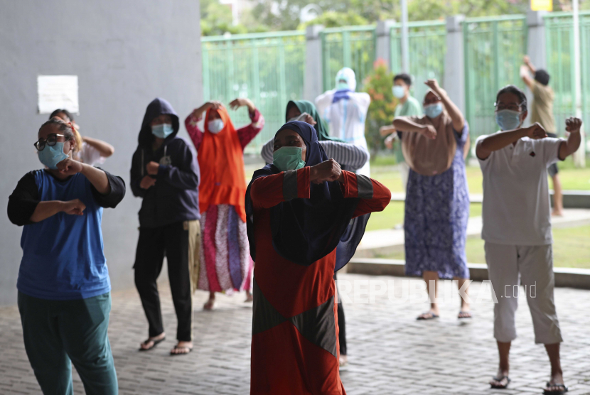 Penderita COVID-19 berlatihsenam di Stadion Patriot Candrabhaga yang baru-baru ini dijadikan pusat isolasi di tengah wabah virus corona di Bekasi di pinggiran Jakarta (ilustrasi)