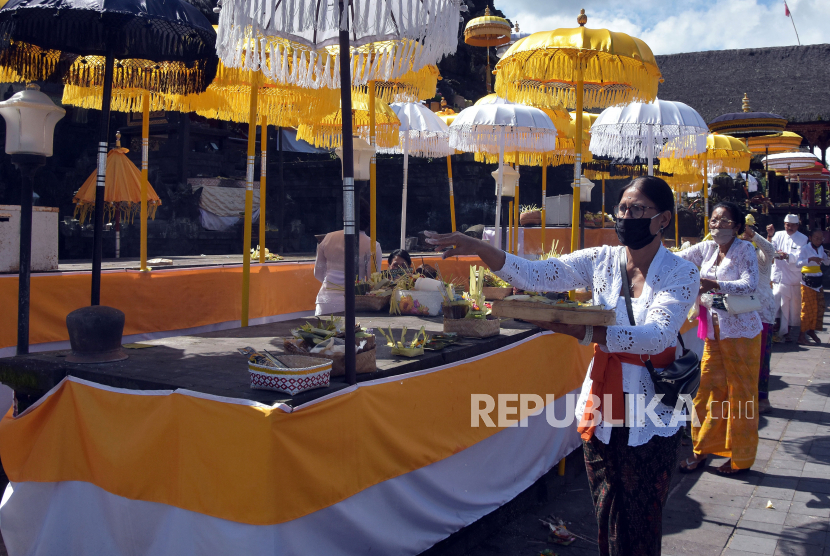 Umat Hindu melakukan prosesi penyucian dalam upacara Peneduh Gumi. Desa Pejeng Kangin di Bali tawarkan tur virtual di perdesaan selama pandemi Covid-19. Ilustrasi.