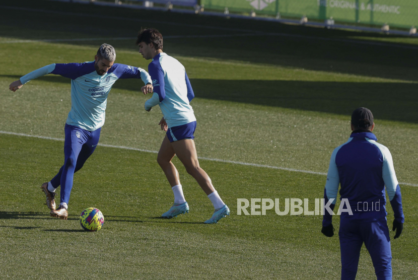 Penyerang Atletico Madrid Antoine Griezmann mengikuti sesi latihan tim di Majadahonda, Madrid, Spanyol, 28 Desember 2022. Atletico Madrid akan menghadapi Elche dalam pertandingan sepak bola LaLiga Spanyol pada Kamis (29/12/2022).