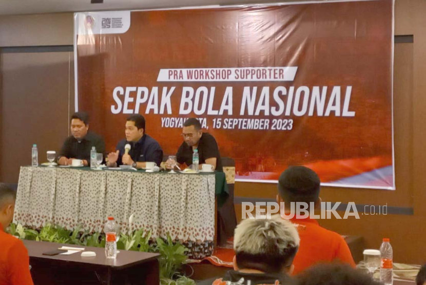 Ketua Umum PSSI Erick Thohir bersama pimpinan suporter dalam acara pra workshop suporter sepak bola nasional di Hotel Abadi Malioboro, Daerah Istimewa Yogyakarta (DIY), Jumat (15/9/2023).