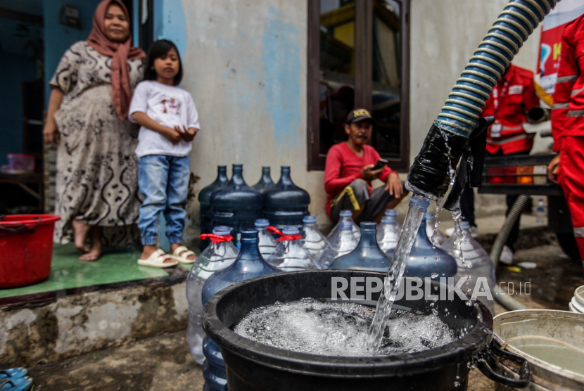 (ILUSTRASI) Petugas PMI mendistribusikan bantuan air bersih. 