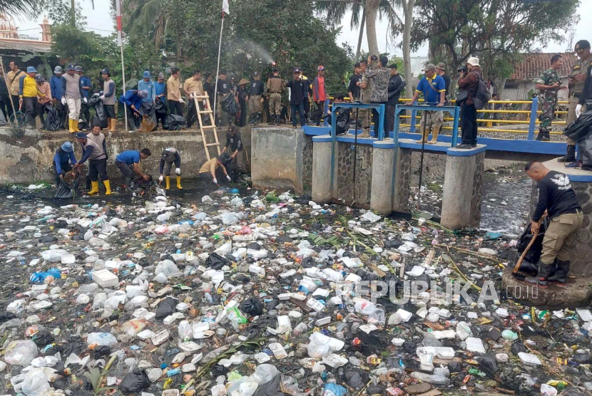 Aksi bersih-bersih sungai dilakukan di area Pintu Air Leuwimunding, Kecamatan Tawang, Kota Tasikmalaya, Jawa Barat, Kamis (12/10/2023). 