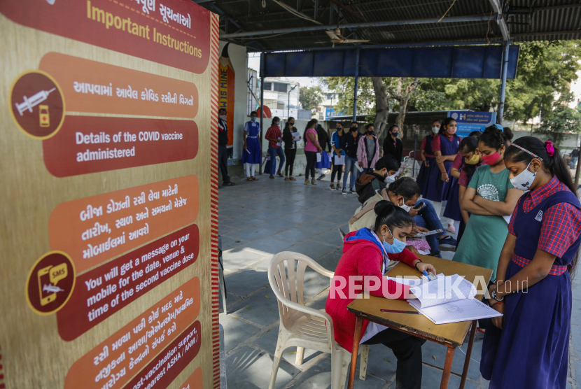 Siswa mendaftar untuk vaksin Covid-19 di sebuah sekolah di Ahmedabad, India, Senin, 3 Januari 2022 (ilustrasi). Tekanan finansial akibat pandemi membuat orang tua menikahkah anak perempuannya.