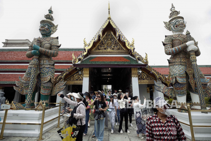  Turis mengunjungi Kuil Buddha Zamrud di Grand Palace di Bangkok, Thailand, Kamis (30/3/2023). Ini dia destinasi wisata yang wajib dikunjungi di Thailand.