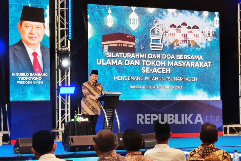 Menteri Pertahanan sekaligus capres Prabowo Subianto berpidato dalam silaturahmi ulama sekaligus peringatan 19 tahun tsunami di sebuah hotel Kota Banda Aceh, Selasa (26/12/2023).