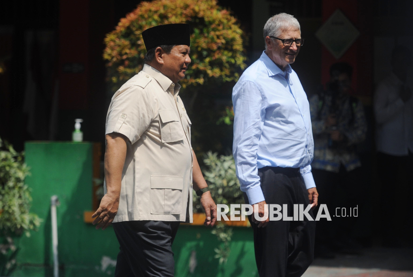 Presiden Prabowo Subianto bersama tokoh filantropi duniaBill Gates usai meninjau pelaksanaan program Makan Bergizi Gratis (MBG) di SDN Jati 03, Pulogadung, Jakarta, Rabu (7/5/2025).