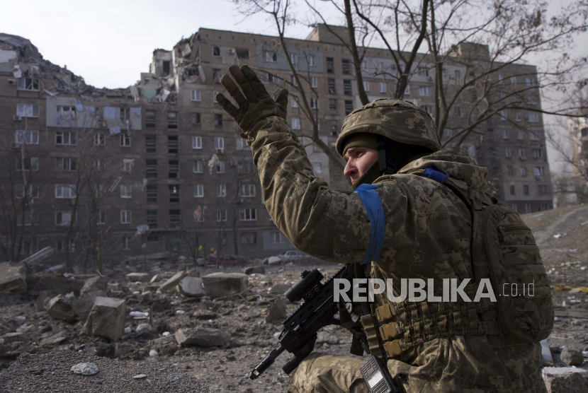 Seorang prajurit Ukraina menjaga posisinya di Mariupol, Ukraina, Sabtu, 12 Maret 2022. Militer Ukraina mengatakan pasukan Rusia telah merebut pinggiran timur kota Mariupol yang terkepung. 