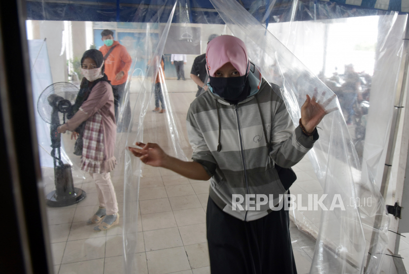 Sejumlah warga mengenakan berbagai jenis masker di Kota Pekanbaru, Riau, Senin (6/4/2020). Pasien ke-13 positif covid-19 di Riau memiliki riwayat pulang dari Jakarta