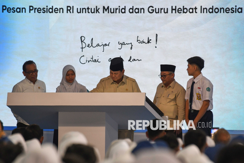 Goresan Pesan Presiden Prabowo untuk Guru dan Pelajar Indonesia di Papan Interaktif Digital