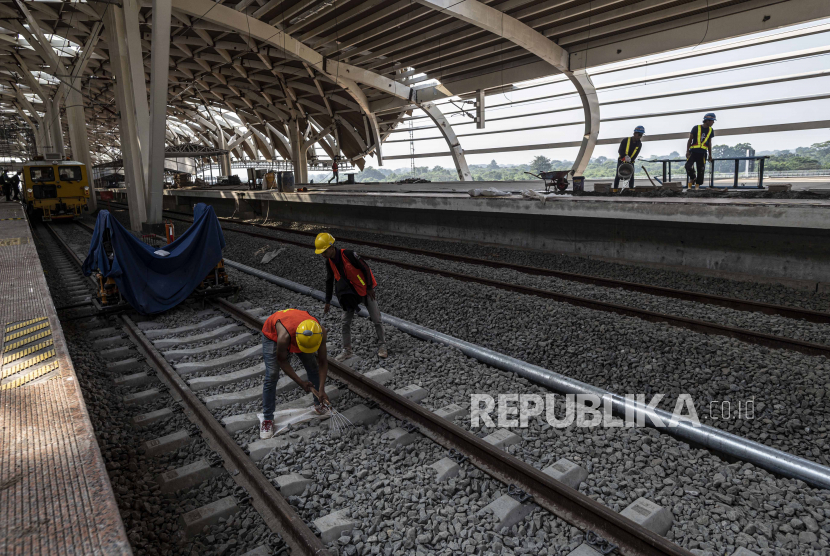 Pekerja menyelesaikan proyek pembangunan Stasiun Kereta Cepat Jakarta-Bandung (KCJB) Halim di Makasar, Jakarta Timur. 