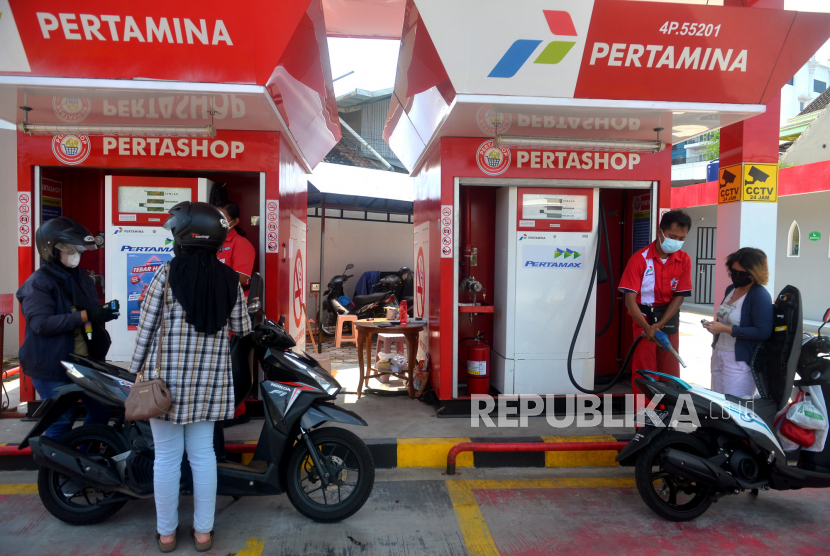 Warga mengisi bahan bakar minyak (BBM) di Pertashop, Yogyakarta, Selasa (10/5/2022). Daerah Istimewa Yogyakarta mencatatkan inflasi tertinggi pada April 2022, sejak terdampak pandemi Covid-19 pada 2020. Inflasi pada April 2022 tercatat 1,14 persen, andil terbesar yang mendorong terjadi inflasi adalah kenaikan BBM sebesar 8,28 persen.