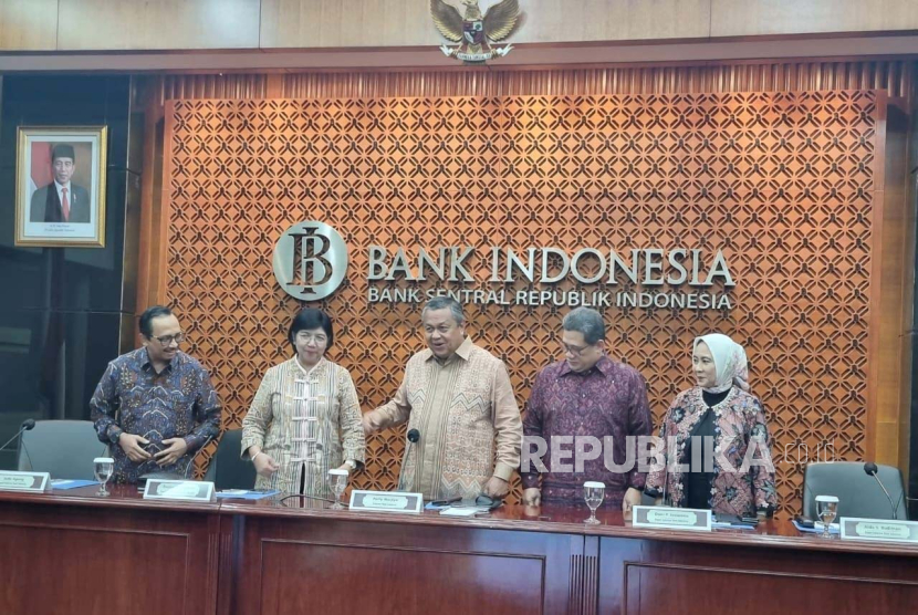 Gubernur Bank Indonesia (BI) Perry Warjiyo (tengah) bersama deputi dewan gubernur BI lainnya berfoto bersama sebelum konferensi pers RDG Bulanan BI Agustus 2023, Kamis (24/8/2023). 