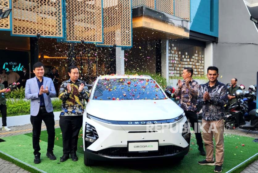 Perusahaan otomotif asal Tiongkok, Chery Automobile memperkenalkan produk mobil listrik pertamanya, Omoda E5 di Surabaya, Jawa Timur, Jumat (22/3/2024).