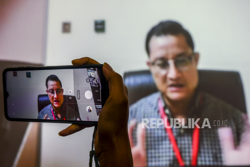 Jurnalis mengambil gambar Mantan Menteri Sosial Juliari Peter Batubara memberikan kesaksian saat menjalani sidang.