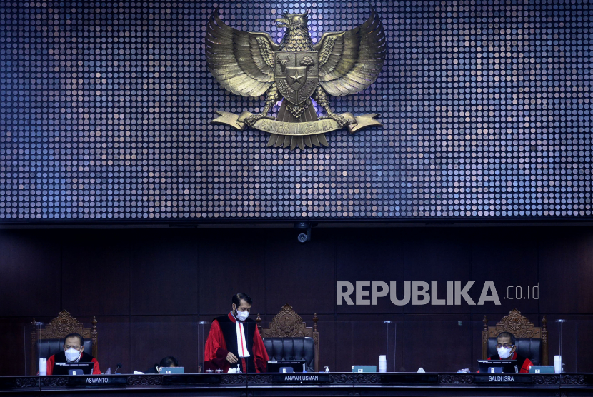 Ketua Majelis Hakim Mahkamah Konstitusi (MK) Anwar Usman bersiap memimpin sidang putusan uji Formil dan Materiil Undang-Undang Nomor 11 Tahun 2020 tentang Cipta Kerja terhadap UUD 1945, di gedung Mahkamah Konstitusi (MK), Jakarta,Kamis (25/11). Mahkamah Konstitusi (MK) menolak sebagian gugatan Undang-undang (UU) Nomor 11 Tahun 2020 tentang Cipta Kerja (UU Cipta Kerja) yang diajukan sejumlah elemen buruh. Majelis juga memerintahkan pemerintah dan DPR untuk memperbaiki dalam jangka waktu dua tahun ke depan.Prayogi/Republika.