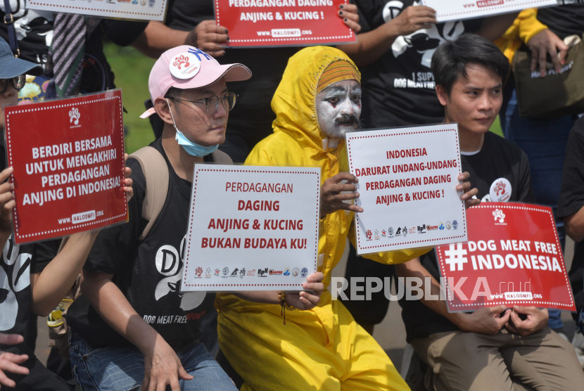 Sejumah aktivis gabungan komunitas dan organisasi kesejahteraan hewan di Indonesia melakukan aksi damai di depan Gedung DPR/MPR, Jakarta, Kamis (1/2/2024). Dalam aksinya mereka menyerukan larangan nasional terhadap perdagangan daging hewan anjing dan kucing yang kejam.