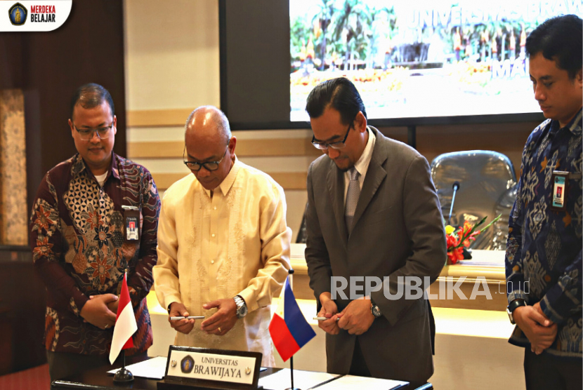 Universitas Brawijaya (UB) dan Northwest Samar State University Philippines melakukan penandatanganan kerja sama di Gedung Rektorat UB, Kota Malang, Kamis (9/2/2023).  Humas UB