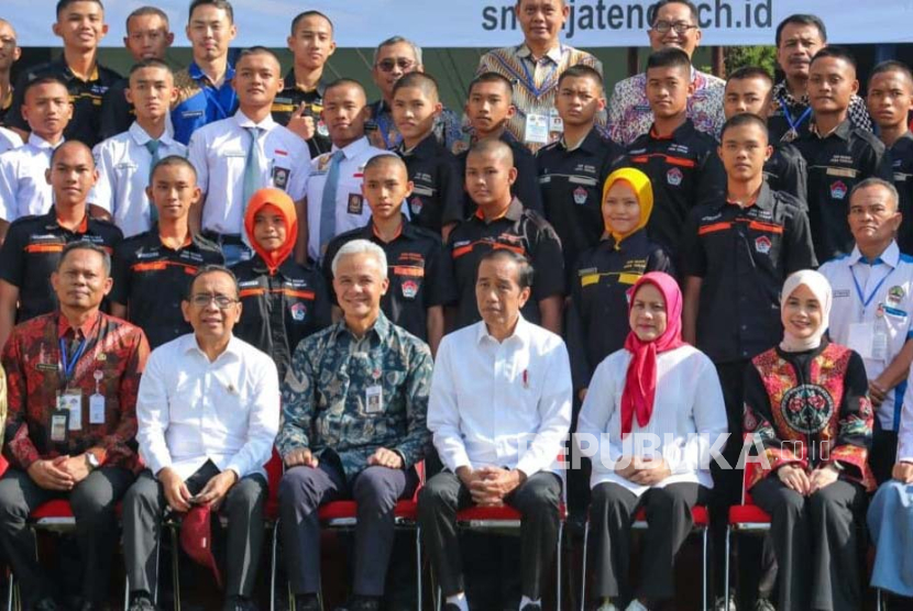 Presiden RI, Joko Widodo bersama Ibu Negara dan Gubernur Jawa Tengah, Ganjar Pranowo beserta istri berfoto bersama dengan para siswa SMKN Jawa Tengah, beberapa waktu lalu. 