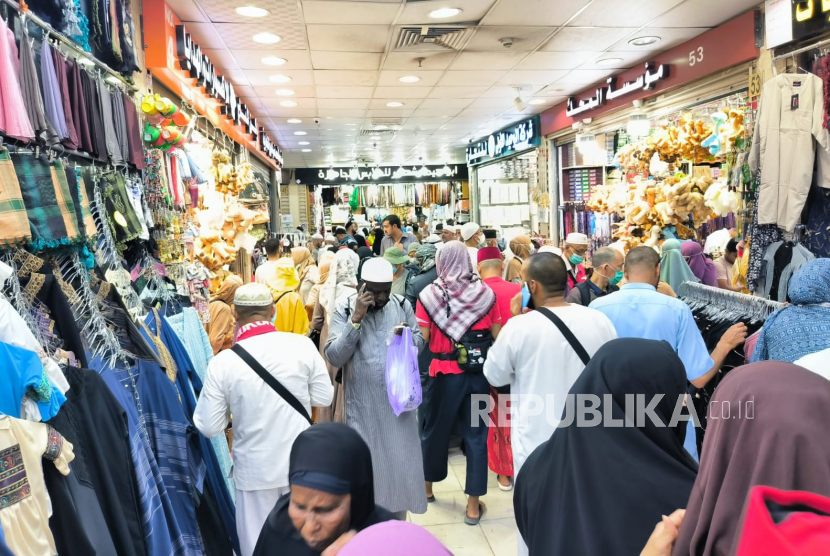 Suasana di Pasar Kakiyah Makkah yang banyak dikunjungi jamaah haji Indonesia, Kamis (6/7/2023). 