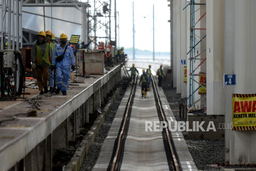 Pekerja beraktivitas di proyek pembangunan Kereta Api Cepat Jakarta Bandung (KCJB) di Stasiun Halim, Jakarta , Jumat (31/3/2023). Pemasangan rel Kereta Cepat Jakarta Bandung (KCJB) telah rampung, Total sebanyak 304 Km rel telah terpasang yang meliputi jalur ganda seluruh trase KCJB sejauh 142,3 Km, rel di 4 stasiun dan depo Tegalluar. Dengan sudah tersambungnya seluru Jalur KCJB akan membantu percepatan penyelesaian proyek yang sudah memasuki tahap akhir.