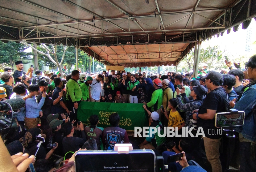 Sejumlah keluarga dan kerabat  mengangkat keranda jenazah Affan Kurniawan (21) saat akan dimakamkan di TPU Karet Bivak, Jakarta, Jumat (29/8/2025). Affan Kurniawan yang merupakan driver ojek online tersebut meninggal dunia setelah dilindas mobil kendaraan taktis (Rantis) Brimob saat terjadinya bentrok dengan polisi di kawasan Pejompongan, Jakarta. Pemakaman Affan dikawal dan dihadiri oleh ribuan driver ojol.
