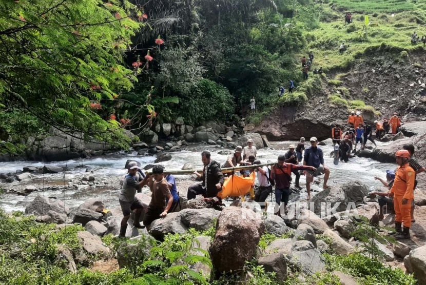 Tim SAR gabungan mengevakuasi jenazah seorang warga yang dilaporkan hilang di hutan Desa Girimukti, Kecamatan Cisewu, Kabupaten Garut, Jawa Barat, Kamis (18/5/2023). 