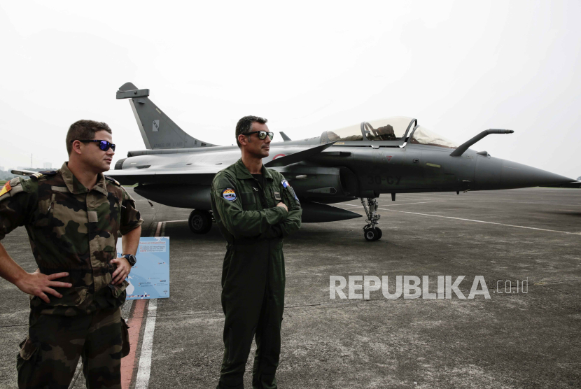 Seorang pilot dan kru dari Prancis berdiri di depan jet tempur Rafale di Bandara Halim Perdanakusuma di Jakarta pada (Rabu (26/7/2023).
