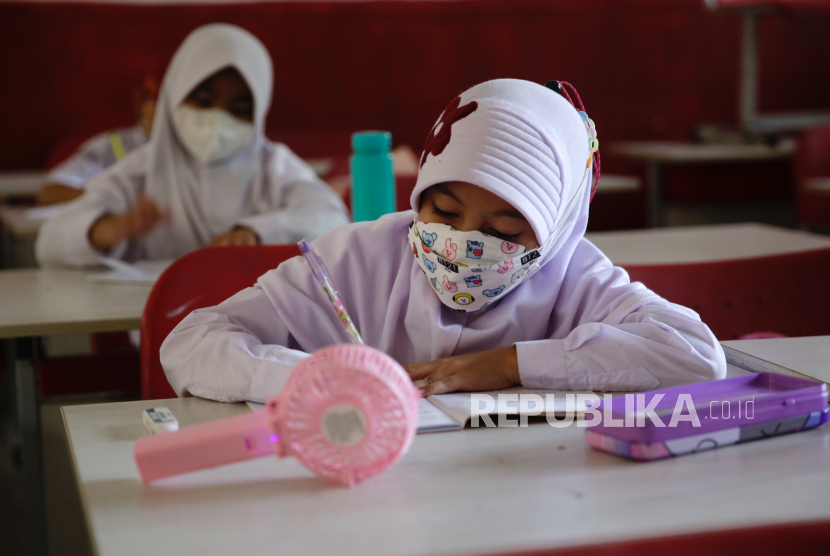 Dinas Pendidikan Kabupaten Gunung Kidul, Daerah Istimewa Yogyakarta, masih mewajibkan pemakaian masker di lingkungan sekolah.