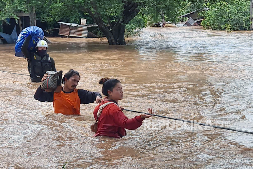 Orang-orang yang dievakuasi dari desa yang dilanda banjir di Provinsi Lopburi, Thailand. Lebih dari 30 ribu keluarga terkena dampak banjir di Thailand.