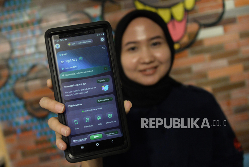 Pengguna menunjukkan aplikasi GoPay di Jakarta, Rabu (26/7/2023). GoTo Financial resmi meluncurkan aplikasi GoPay secara nasional dengan tujuan untuk memberikan kemudahan akses finansial kepada seluruh lapisan masyarakat.