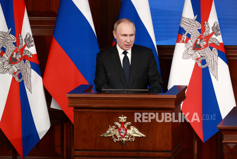 Putin menandatangani dekrit yang melarang pasokan minyak dan produk minyak ke negara-negara yang berpartisipasi dalam pembatasan harga tersebut mulai 1 Februari selama lima bulan.