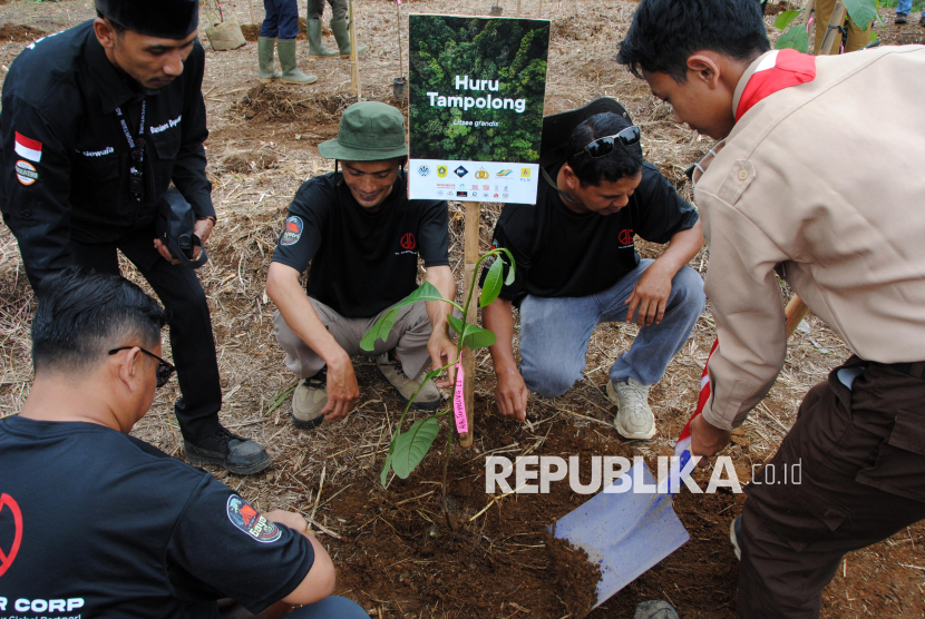 Aksi Penanaman Pohon Sambut Hari Sumpah Pemuda
