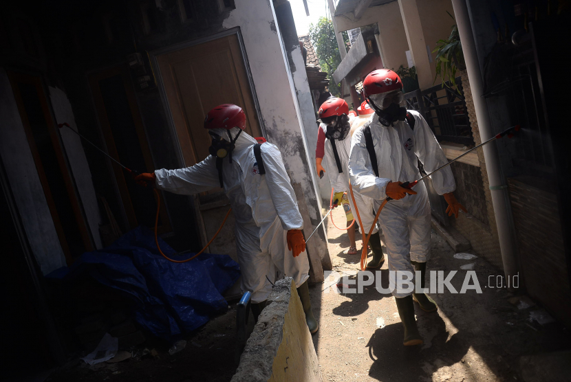 Petugas melakukan penyemprotan cairan disinfektan di permukiman warga. DPRD Bogor dukung penerapan PSBB namun dengan sejumlah catatan. Ilustrasi.