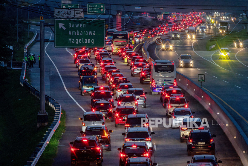 Kendaraan roda empat yang didominasi pemudik melaju perlahan di Jalan Tol Trans Jawa, Semarang-Solo Km 442 B, Bawen, Kabupaten Semarang, Jawa Tengah, Sabtu (13/4/2024). Arus balik pada Sabtu (13/4) atau H+2 Lebaran hingga pukul 18:30 WIB, volume kendaraan dari arah Solo dan Jawa Timur yang akan menuju Jawa Tengah bagian barat, DKI Jakarta maupun Jawa Barat melalui jalur tersebut terpantau padat. 