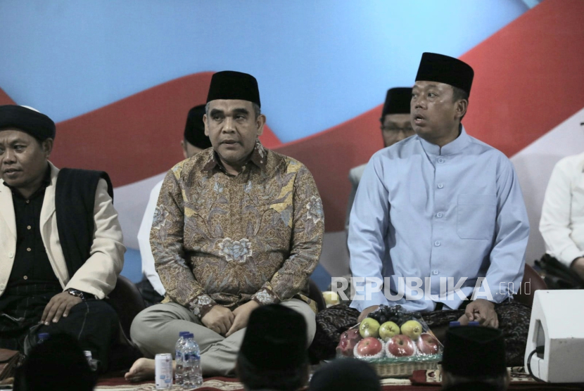 Wakil Ketua dan Sekretaris TKN Prabowo-Gibran, Ahmad Muzani dan Nusron Wahid ketika menghadiri acara doa bersama di depan rumah Prabowo Subianto, Jalan Kertanegara, Kebayoran Baru, Jakarta Selatan, Selasa (13/2/2024) malam. 