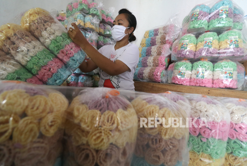 Perajin mengemas opak gambir khas Kediri ke dalam kantong plastik di Desa Bangkok, Kediri, Jawa Timur, Jumat (15/5/2020). Dekranasda Kendari ajak milenial Berani bisnis camilan tradisional.