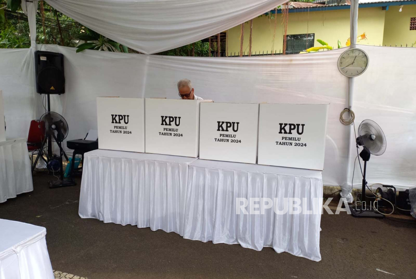 Pelaksanaan pemungutan suara ulang (PSU) di TPS 43 Kelurahan Menteng, Kecamatan Menteng, Jakarta Pusat, Sabtu (24/2/2024). 