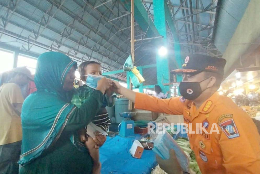 BPBD Kota Padang membagikan masker kepada masyarakat untuk mengantisipasi hal buruk dari kabut asap, Kamis (5/10/2023)