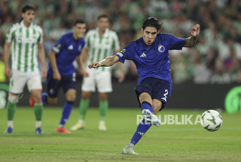 Pemain FC Copenhaguen Kevin Diks melepaskan tendangan penalti ke gawang Real Betis pada pertandingan sepak bola UEFA Europa Conference League di Sevile, Spanyol, Jumat (25/10/2024) WIB.